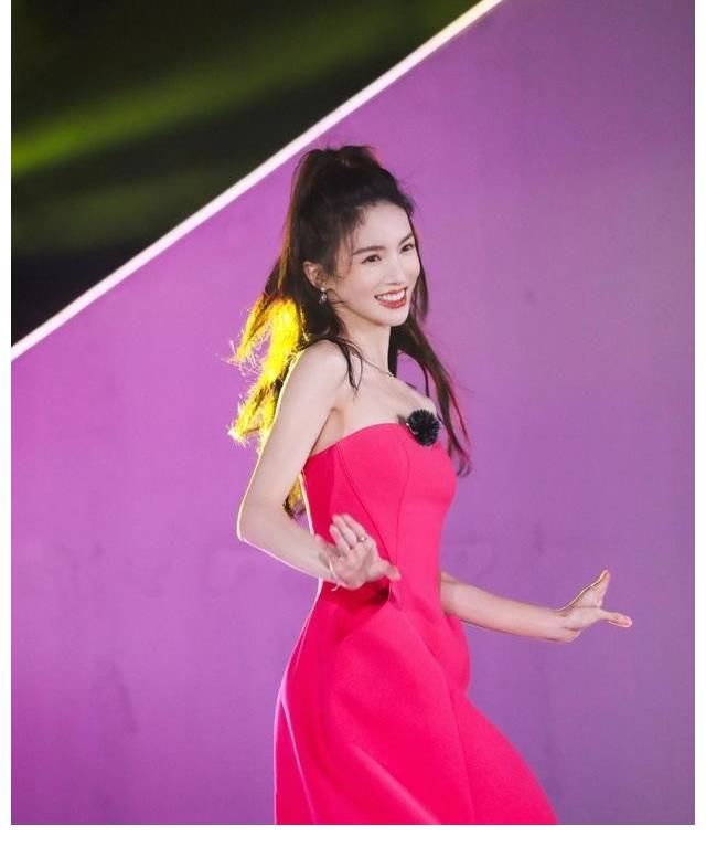 时隔12年，男神收割机金晨再跳《花儿》，那份青涩、懵懂依旧还在