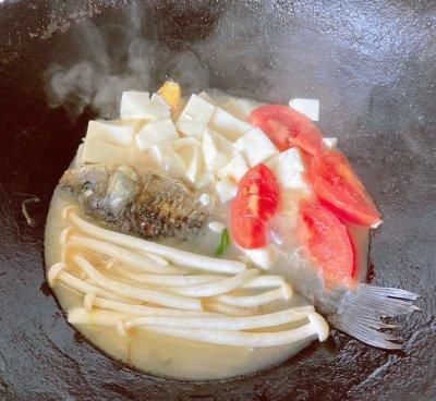 白色情人节限定美味 鲫鱼豆腐汤