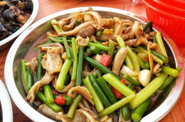 同事农村办婚宴随了500份子钱,饭菜一上桌,看得我不想动筷子