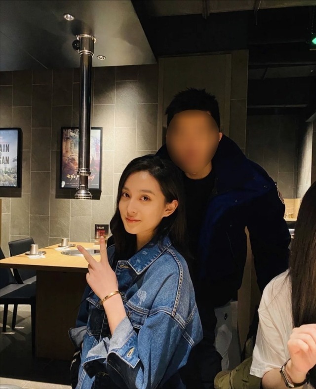 歌坛|毛阿敏快瘦成麻杆!拎2万包穿潮服腰比裤管还细,17岁女儿超美