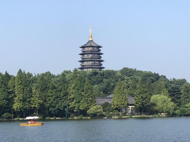 雷峰塔|我国首座彩色铜雕宝塔，属于国家AAAA级旅游景区