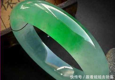  惹万千少女流连的阳绿翡翠究竟是什么样，它到底贵在哪里，怎么看