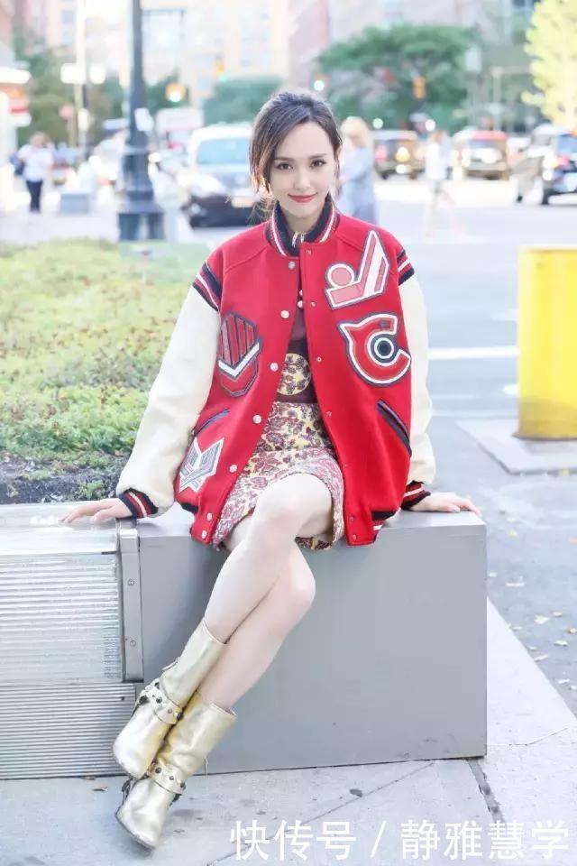 修身效果非常好的紧身裙,搭配紫色尖头细跟鞋,充满时尚性感气息