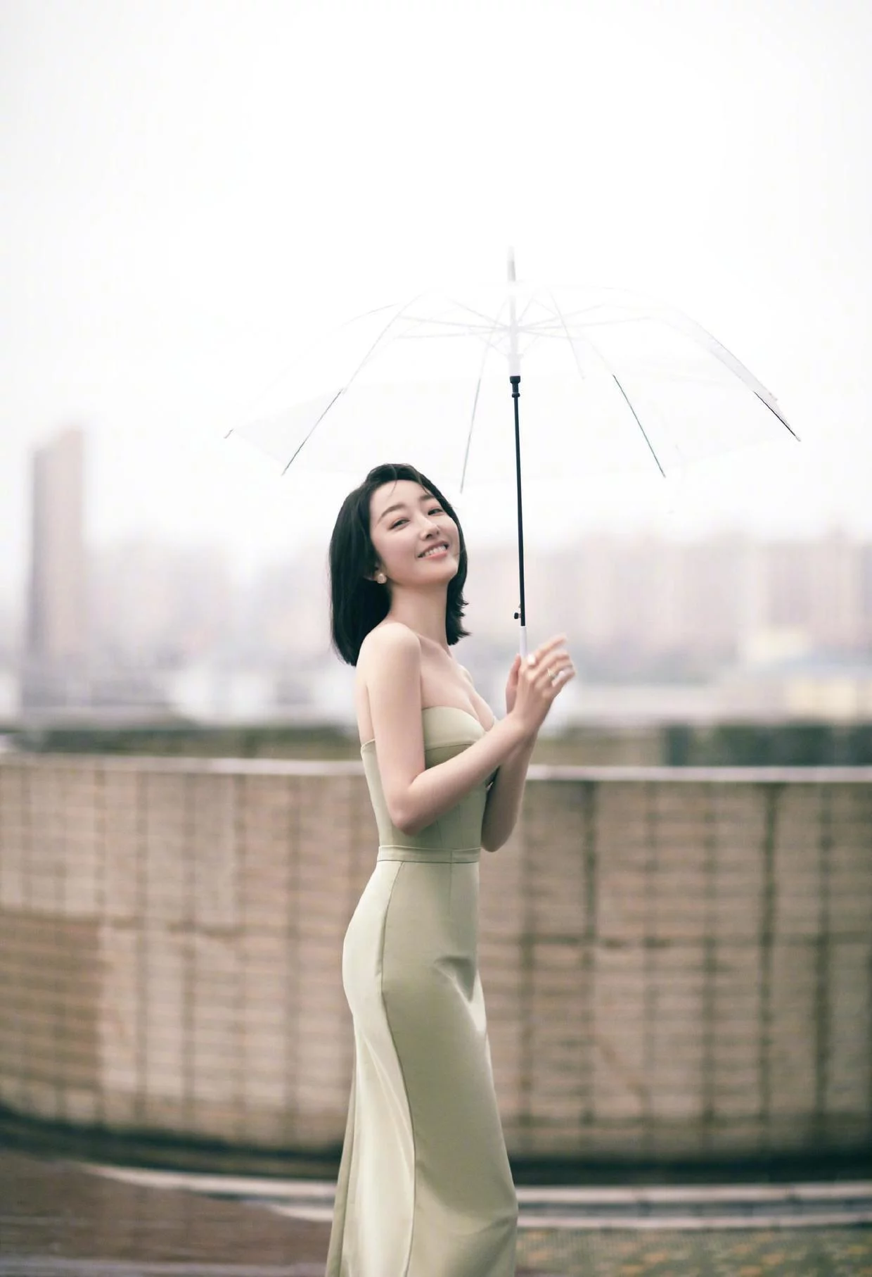 蒋梦婕的气质太高级了,穿浅绿色抹胸裙配短西装,身材不输超模!插图2 蒋梦婕的气质太高级了,穿浅绿色抹胸裙配短西装,身材不输超模!插图2