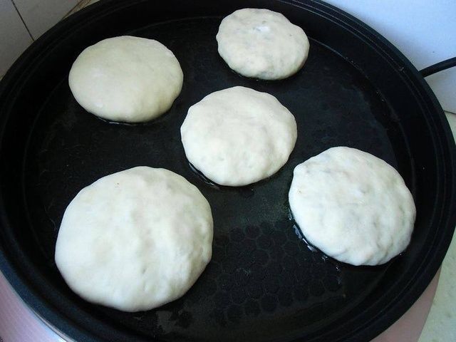 鸭肉切丁|吃剩的烤鸭不要发愁了,做成早餐饼,香酥又好吃