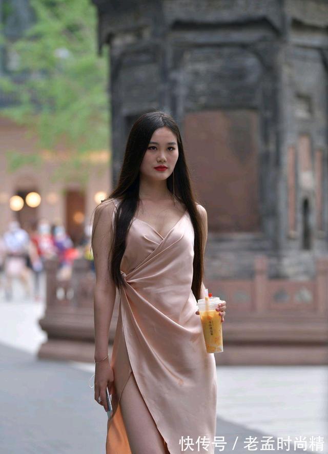 短裙|逛街的连衣裙美女, 造型风格娴静又好看, 身材匀称
