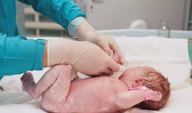 新生儿|刚出生的婴儿“心情好”,对大家“眨眼笑”,网友却喊话拍哭他