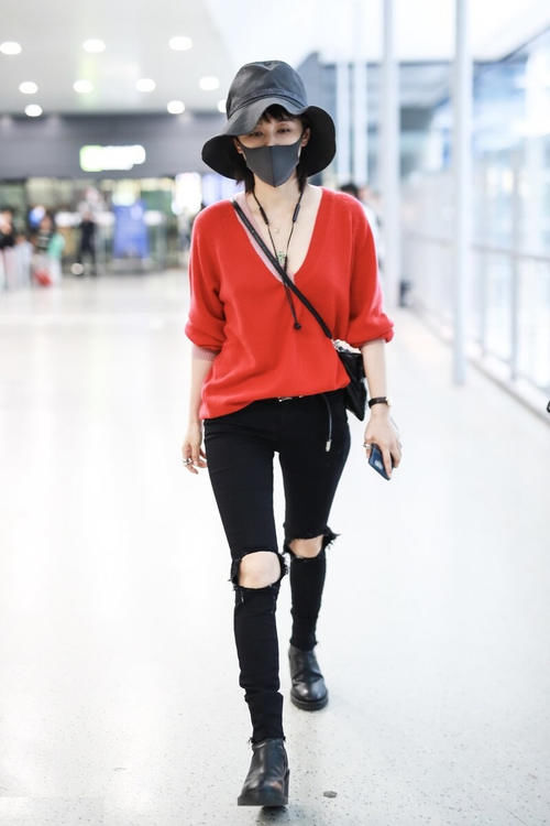 红色配什么颜色好看？配黑色白色或蓝色都不错，洋气明媚又时尚