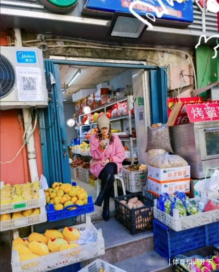 王楠|亿万富婆都吃啥?有钱人王楠去地摊买烤地瓜吃,财大气粗不占便宜