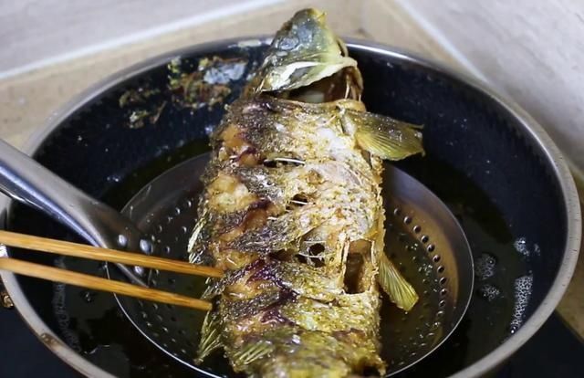 鲤鱼|厨师长教你：“红烧鲤鱼”的家常做法，汤汁浓郁，鱼肉细嫩，收藏