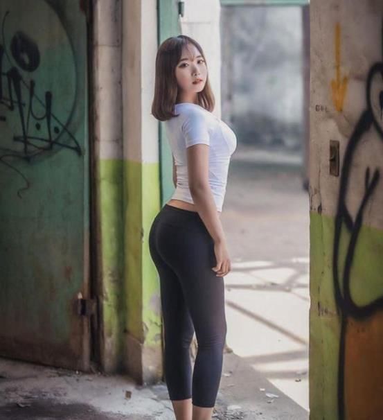 简约时尚还显年轻的小姐姐，聪慧优雅，青春活力又减龄