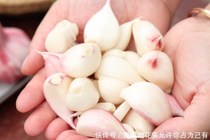 买大蒜,白皮的好还是紫皮的好?老蒜农教你4个技巧,别再买错了