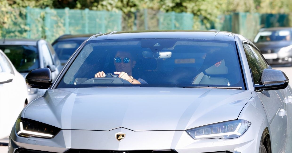 C羅|C羅首次參加曼聯(lián)訓(xùn)練，開價(jià)值16萬蘭博基尼，朝球迷豎拇指