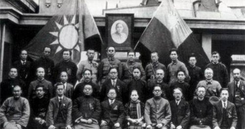 母亲$母亲是妾,死后亲戚不许大门出殡,儿子怒道:把我抬出去一起埋了