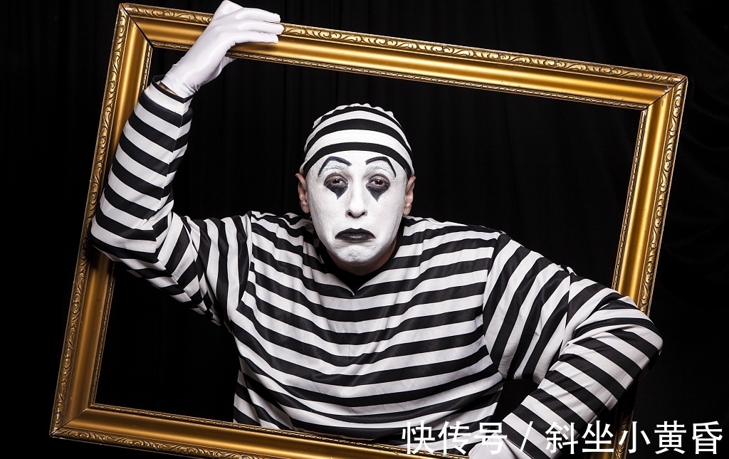 |笑话:爷爷忘记接孙子,小孩看到爸爸妈妈来了,妈妈:这孩子多像