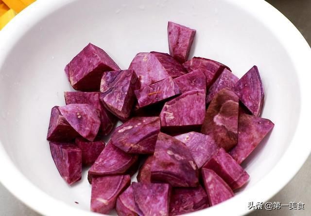 家人|南瓜和紫薯别再蒸了,学会这个南瓜紫薯饼,软糯香甜,家人都爱吃