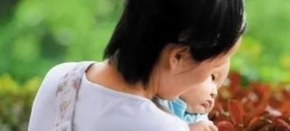 保姆进屋后察觉不对,抱起孩子撒腿就跑,事后家长奖励她2万元