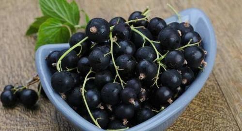 女性每晚當零食吃一把，半月下來，皺紋沒了，色斑淡了，手腳不涼