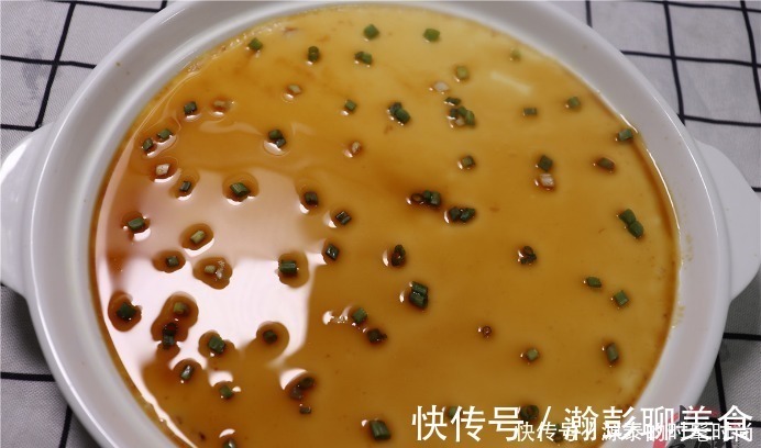 蒸鸡蛋羹时，开水比例才是关键！掌握一个诀窍，鸡蛋如布丁嫩滑
