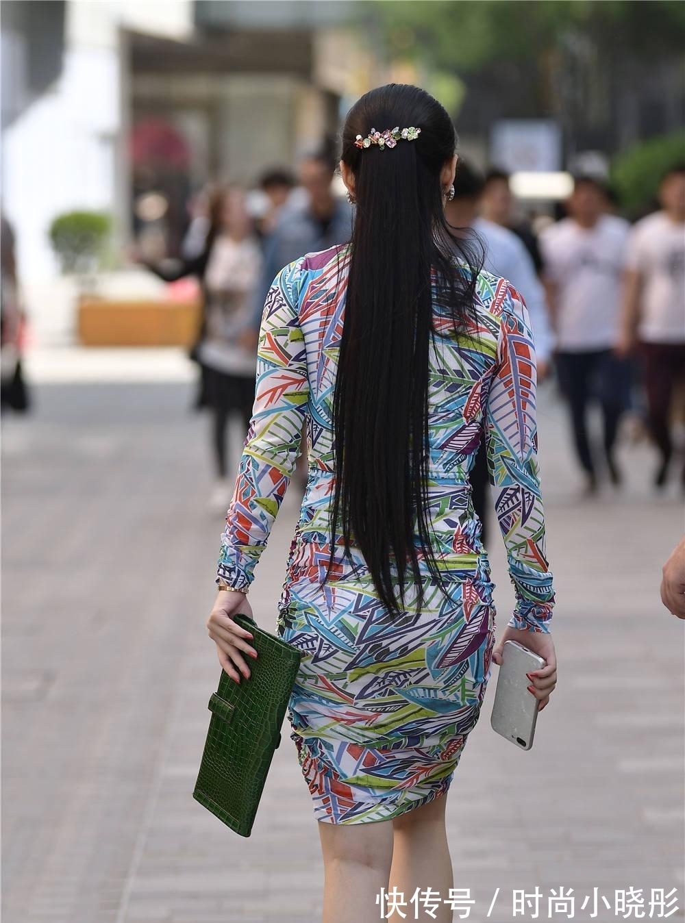 凉拖 印花的长袖紧身裙,搭配米黄色的粗跟露趾凉拖,微胖身材简约搭配