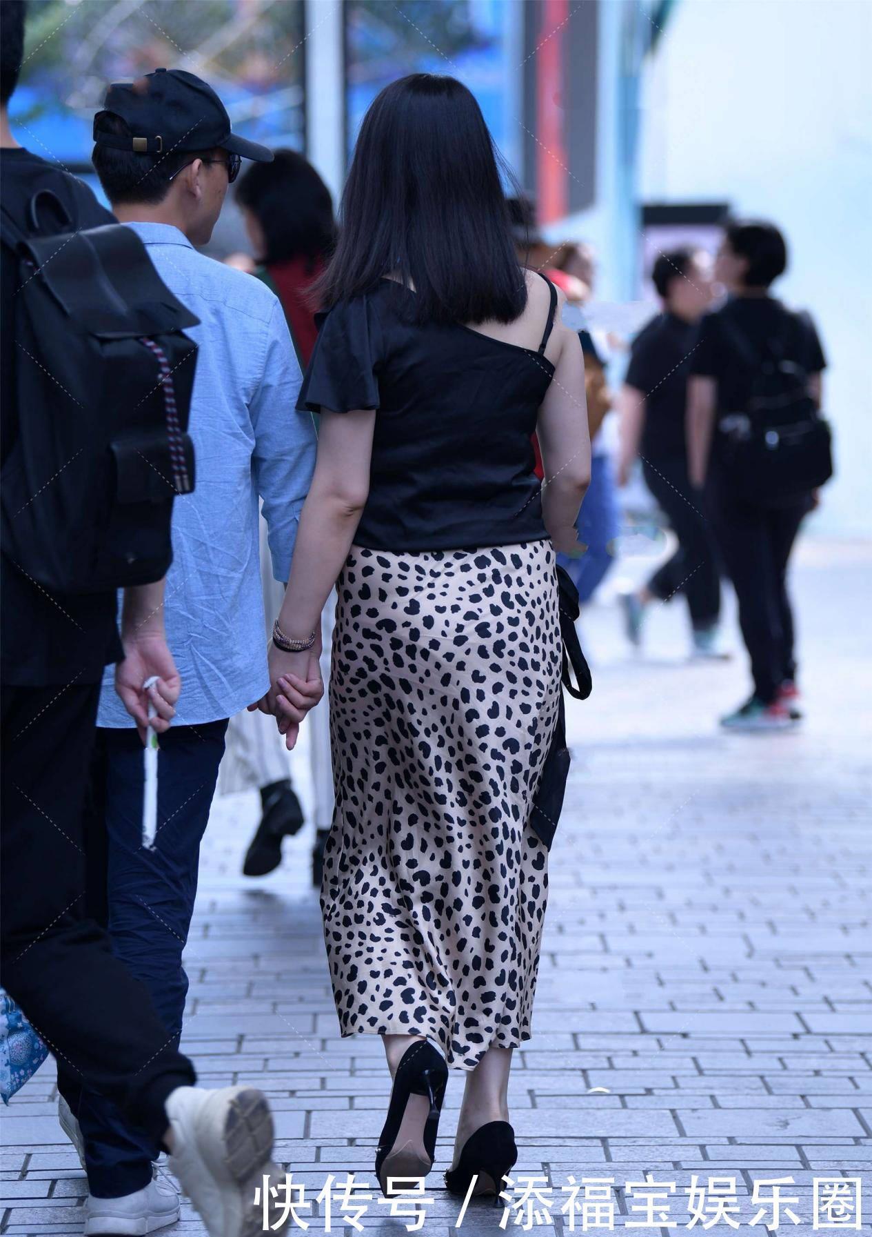 时尚感|时尚感十足的斑点图案半身裙,如何搭配更显时髦洋气?