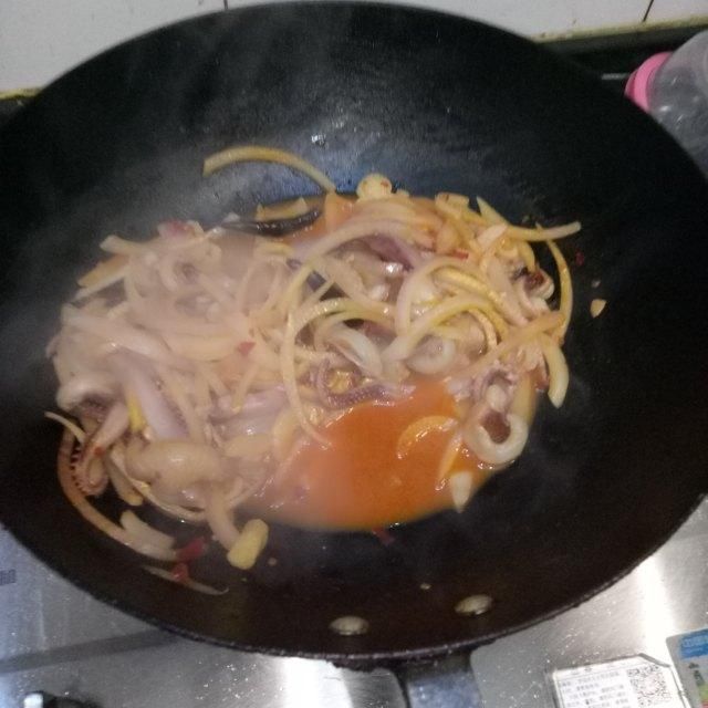 辣炒鱿鱼须，滋味十足，下酒下饭