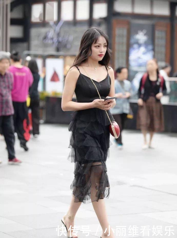 美女脚上搭配一双小高跟鞋,穿起来更加的显高,穿出时尚的效果