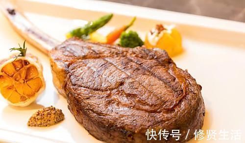 吃西餐点了全熟牛排,女友一直笑我土老帽,老板却问:你是同行?