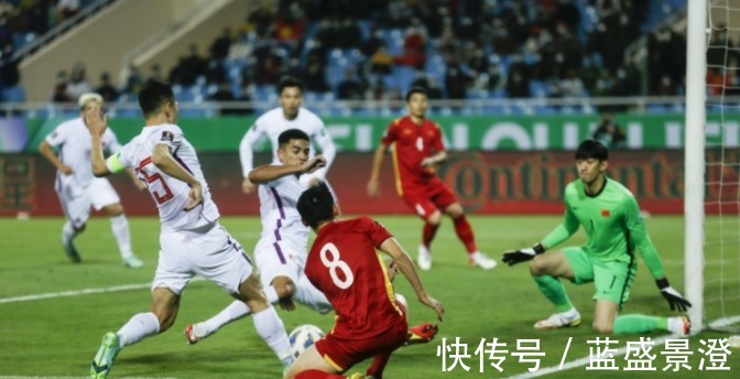 李霄鹏|国足1-3验出混子中场!进攻上不去,防守回不来,辜负李霄鹏信任!