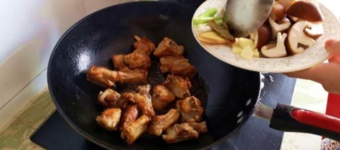 想吃排骨不用炖,这种做法更简单美味,又香又好吃,营养不上火