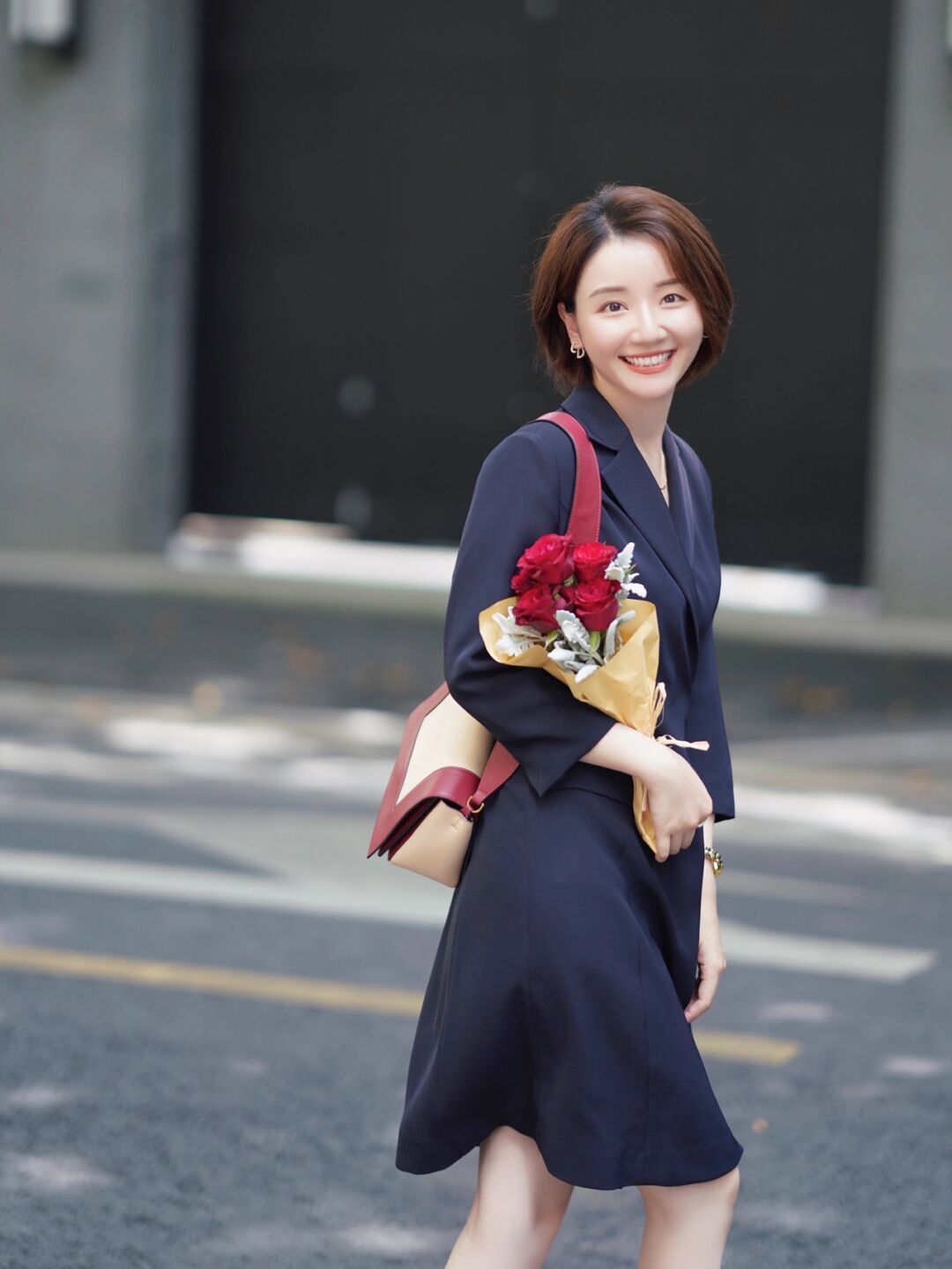 气质|小个子女生如何穿显高?条纹衫配牛仔裤显瘦还提升气质,高级洋气