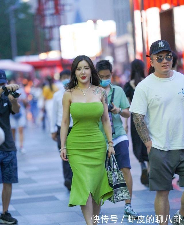 尖头|美女脚上搭配一双尖头的高跟鞋，无比的气质，很有名媛的气息