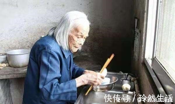 孝心|大学教授把碗留给八十岁老母洗,他说出这段话后,网友孝心可赞