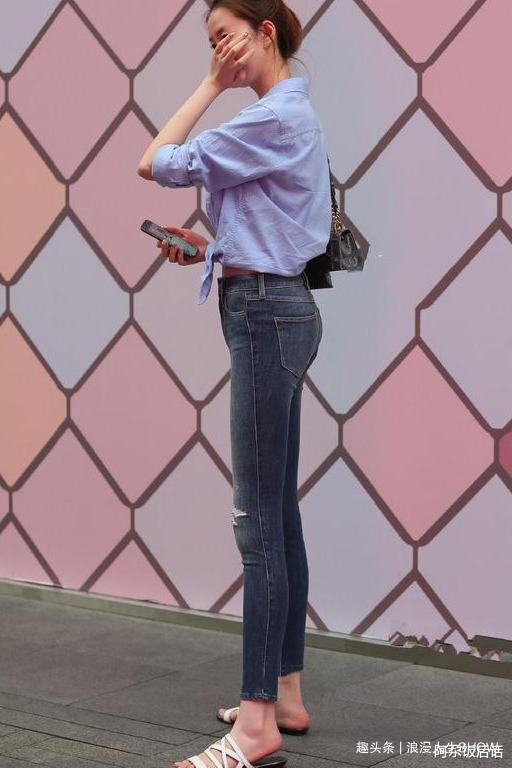 美女早秋穿搭,简单小妙招,时尚感提升了不止一个度