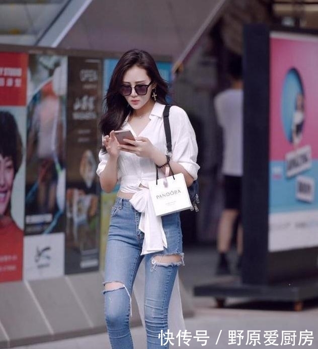 街拍：漂亮的美女，一条紧身打底裤，秀出丰满好身材