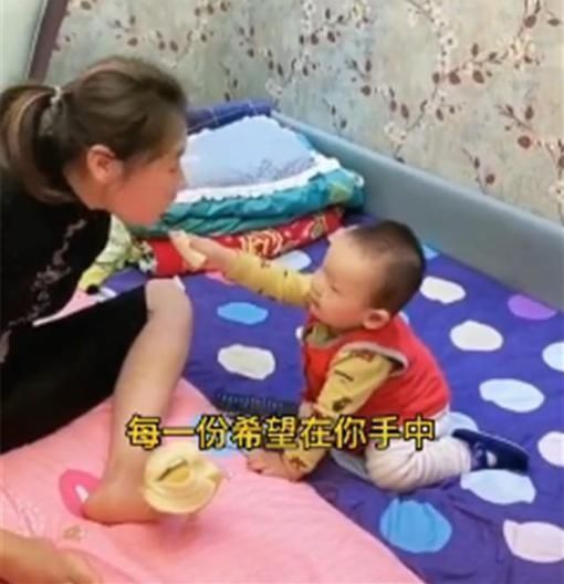 举动|“无臂妈妈”用脚喂儿子吃香蕉,下一秒孩子的举动,令宝妈落泪