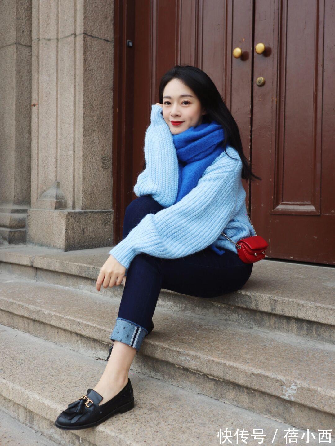 黄黑皮|穿衣简约高级的女性,都有这4件“毛衣”,看极简风博主就知道了