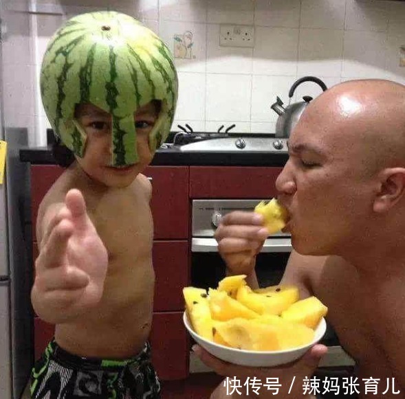 摩托|男子边骑摩托边牵着骑滑板车的女儿,爸爸带娃,真是只要活着就好