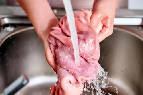 煮猪肚汤,别只会焯水,用上这1招,猪肚汤又香又白,还无异味