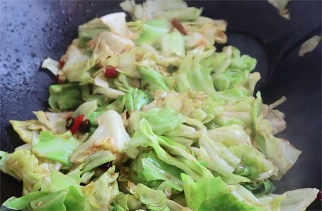 红辣椒|这才是手撕包菜的正确做法，清脆爽口好吃有诀窍，看一遍就能学会