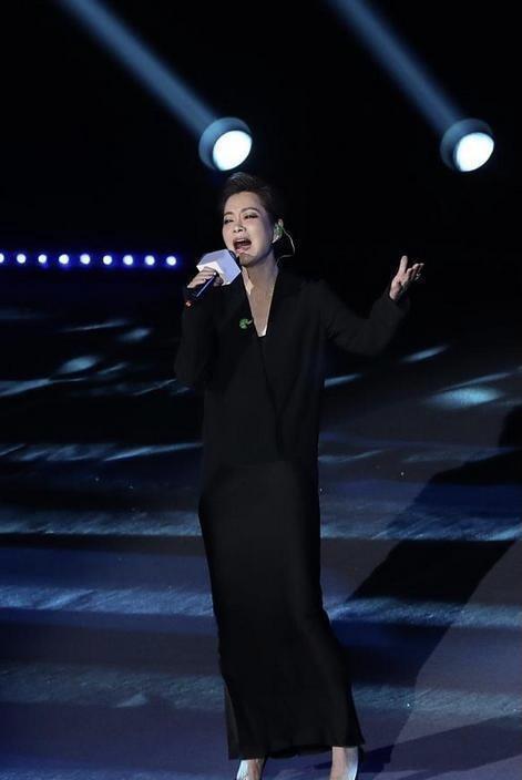 毛阿敏真是气质女神,身穿小西服搭小黑裙精致优雅,减龄又洋气