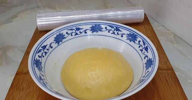 保鲜膜|面包很好吃,有4个鸡蛋,又软又甜,不用烤箱你就能成功