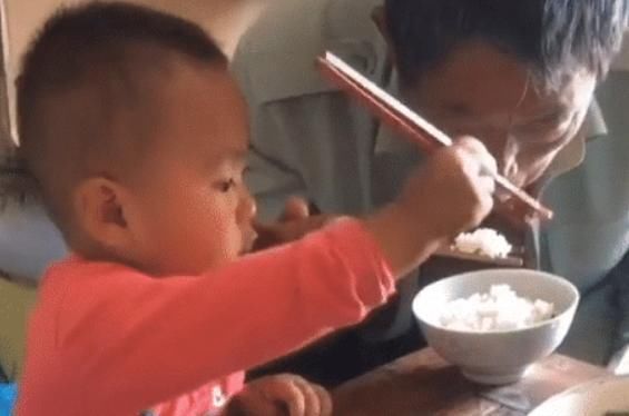 爷爷|“你养我长大,我陪你变老”,萌娃瞪大眼睛,为爷爷“夹菜”火了