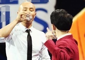 乐嘉上台醉酒闹事丢饭碗,你以为是自作自受,其实背后另有算盘