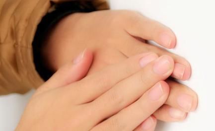 健康的指甲，是什么样的？指甲凹凸不平有竖纹，有没有什么问题？