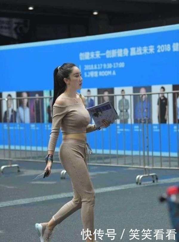 美女|美女街拍小姐姐穿针织套装出街,度过一个“温情”的秋天