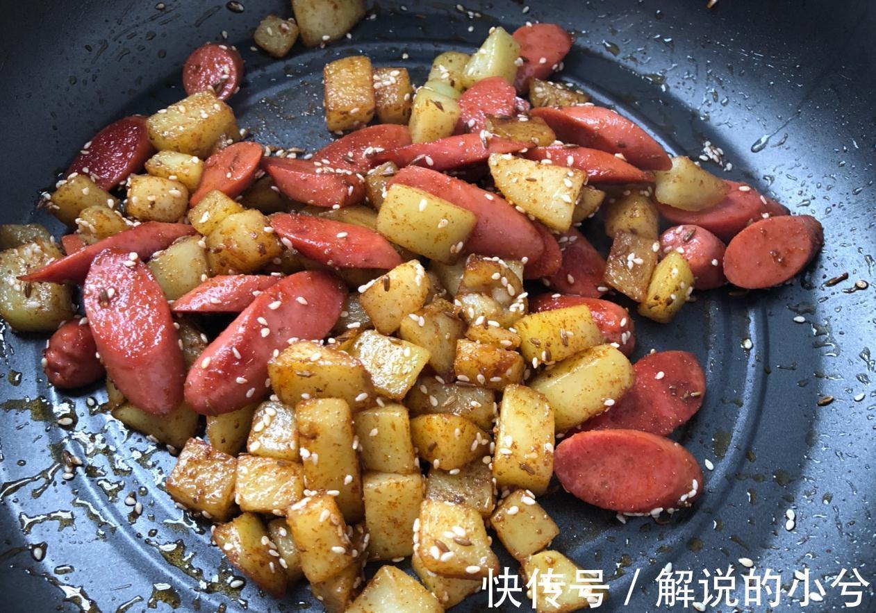 土豆和火腿搭配，加入一把孜然，随手一炒就是一道下饭菜