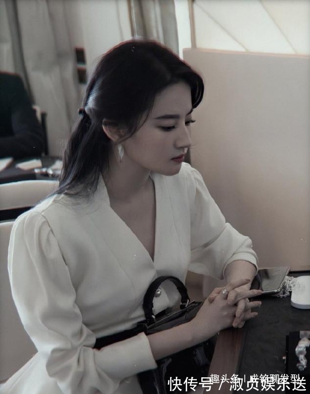 明星|女明星做示范,头发扎一半留一半,这些发型好打理还时髦!