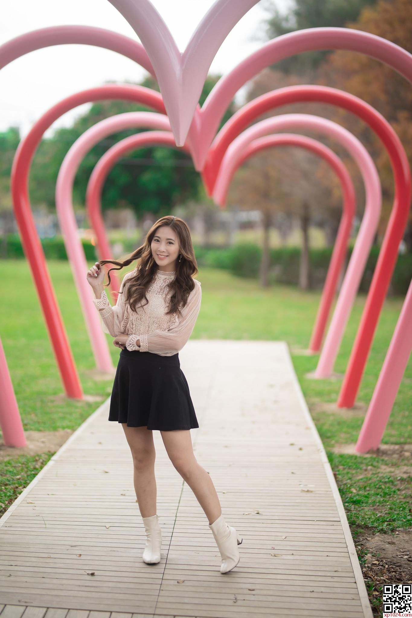 蕾丝小衫半身裙搭配一双白色小皮靴，性感迷人并不妩媚妖娆，美