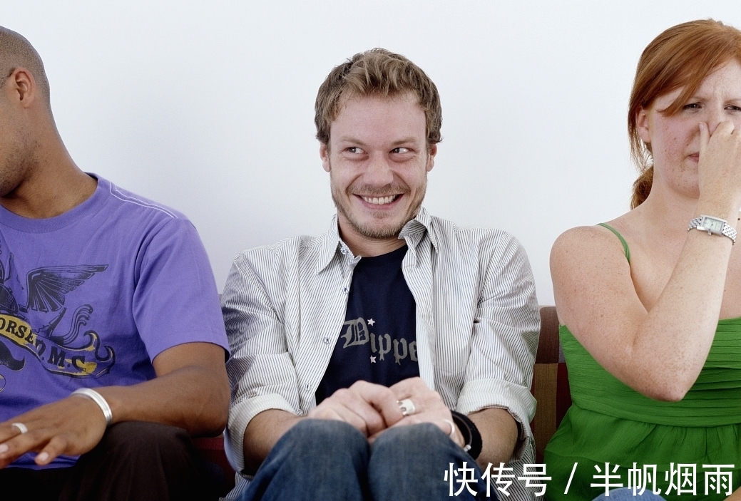 腥臭味|放屁若伴有3种迹象，是便秘在“捣乱”，或应时刻关注肠道健康